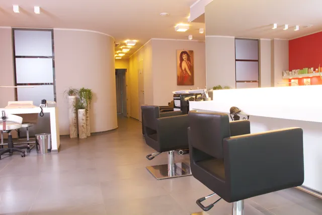 Het kapsalon van Buerna Lounge met zwarte kappersstoelen