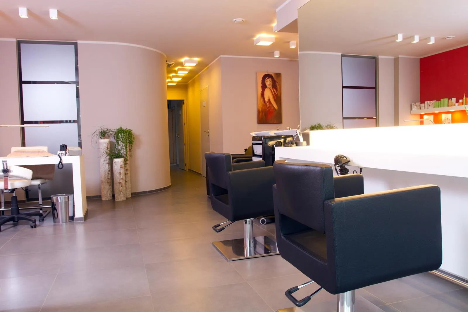 Kappersstoelen en spiegels