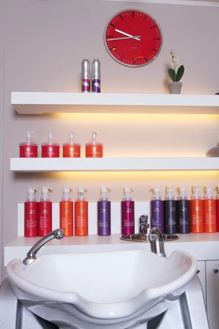 Wasbak met haarverzorgingsproducten