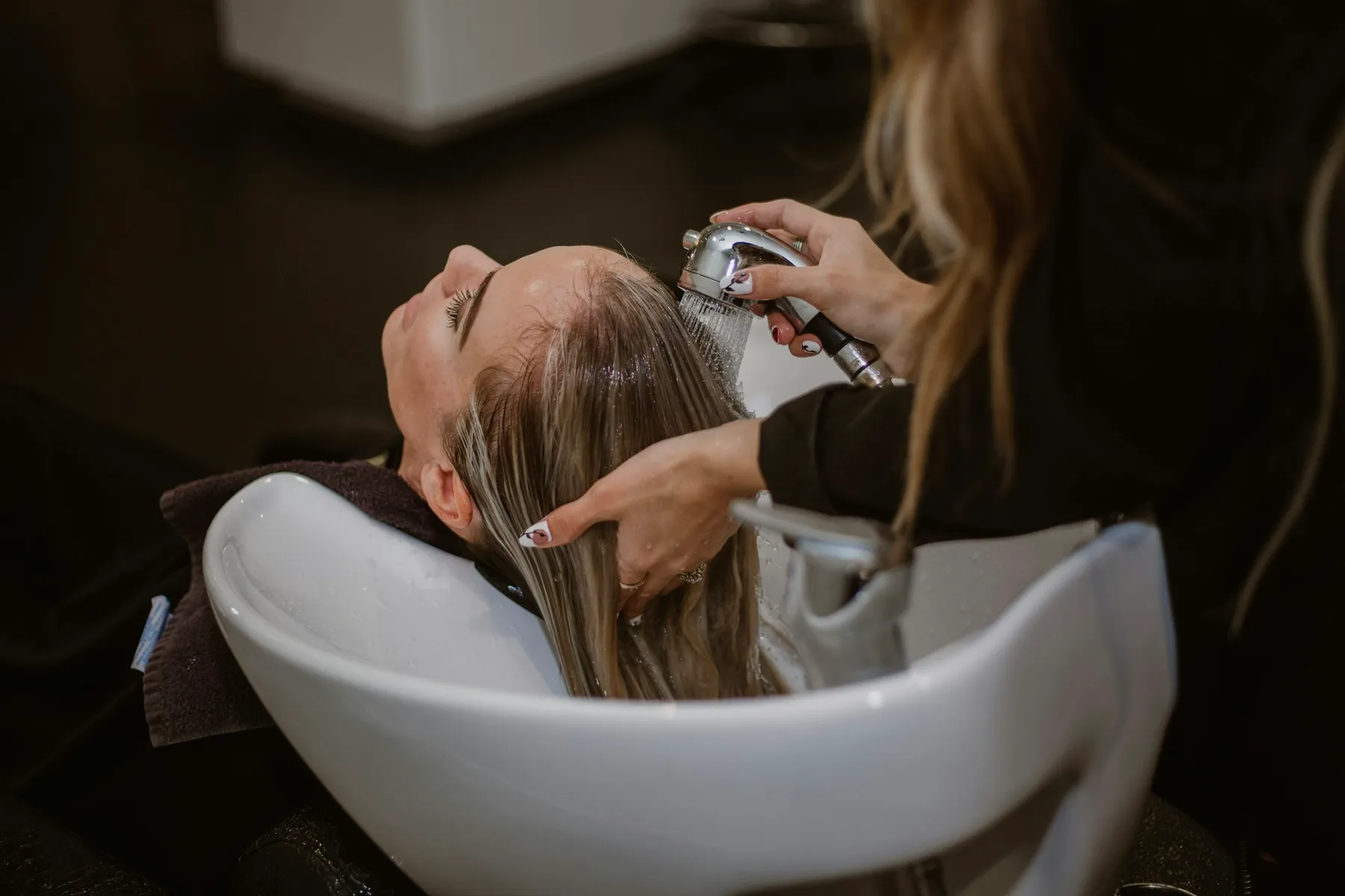 Haar wassen aan de wasbak