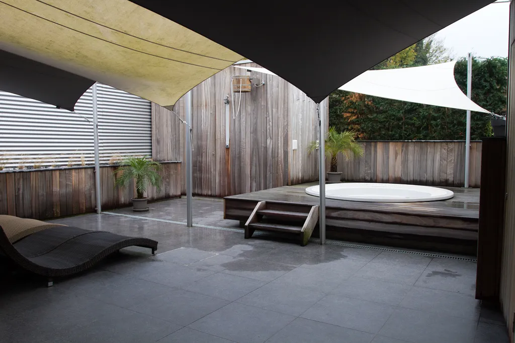 Jacuzzi op het terras onder de schaduwdoeken