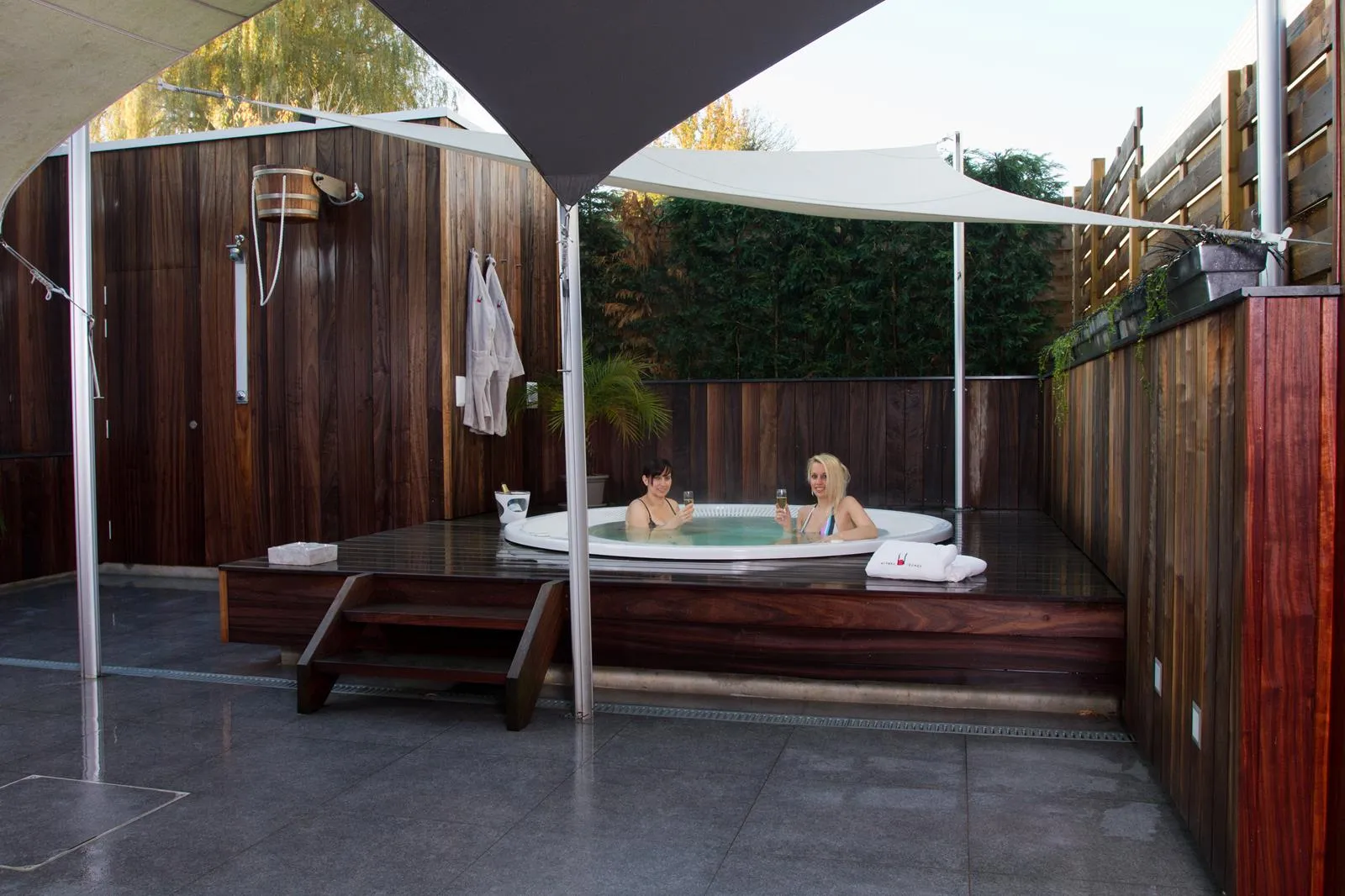 Buitenterras met jacuzzi en ligzetels